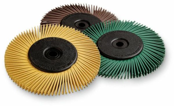 Nhám chổi Scotch-Brite™ Radial Bristle, với công nghệ thiết kế từ hạt gốm độc quyền kết hợp với nhôm oxit và lông chổi đúc dẻo mang đến khả năng tiếp xúc bề mặt hiệu quả hơn so với bàn chải sắt và phát huy tối ưu các thuộc tính của hạt nhám trong suốt quá trình sử dụng. Chổi giúp loại bỏ sơn, vết bám, vết keo, vết hàn cháy xém, rỉ sét, oxit nặng và các loại vết bẩn khác trên bề mặt.