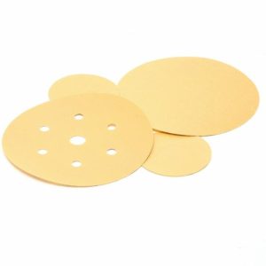 Nhám đĩa 3M™ Hookit™ Gold Disc 216U với lớp phủ chính xác mang lại tuổi thọ cao và bề mặt hoàn thiện siêu mịn cho các quy trình chà nhám thân xe. Đĩa có thiết kế đế giấy A-weight nhẹ với hạt mài nhôm oxit sắc bén, bền bỉ, mài cắt nhanh, mạnh mẽ, nhưng vẫn mang lại bề mặt đồng nhất để giúp quy trình đánh bóng trên các bề mặt mỏng và sơn lót dễ dàng hơn. Lớp phủ với chịu lực cao và hiện có loại 5 hoặc 6 lỗ với khả năng kháng bụi vượt trội.