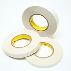 Băng keo định vị 3M™ Removable Repositionable Tape 9415PC là băng keo hai lớp hoạt động trên nhiều loại bề mặt hoặc vật liệu khác nhau để gắn tạm thời các vật liệu nhẹ như giấy, nhựa, màng hoặc xốp. Băng keo này bao gồm keo với lực dính trung bình, keo dính vĩnh viễn ở một mặt và dính thấp ở mặt kia với lớp màng PET ở giữa 2 lớp keo.