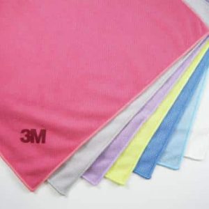 Khăn lau vi sợi hiệu suất cao 3M™ Scotch-Brite™ SQ21 có thiết kế đan xen giữa các sợi siêu nhỏ hút nước và dầu giúp nâng và giữ các hạt dầu mỡ, bụi và chất bẩn — ngay cả khi không có hóa chất. Có nhiều màu sắc để dễ dàng phân biệt các khu vực sử dụng.
